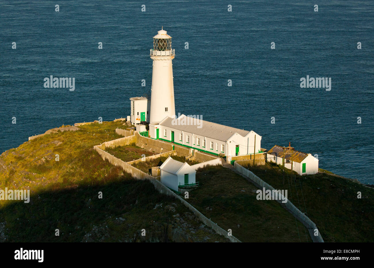 South Stack Leuchtturm an der westlichen Küste des Heiligen Insel Teil der Isle of Anglesey (Sir Ynys Mon) North Wales UK im Sommer. Stockfoto