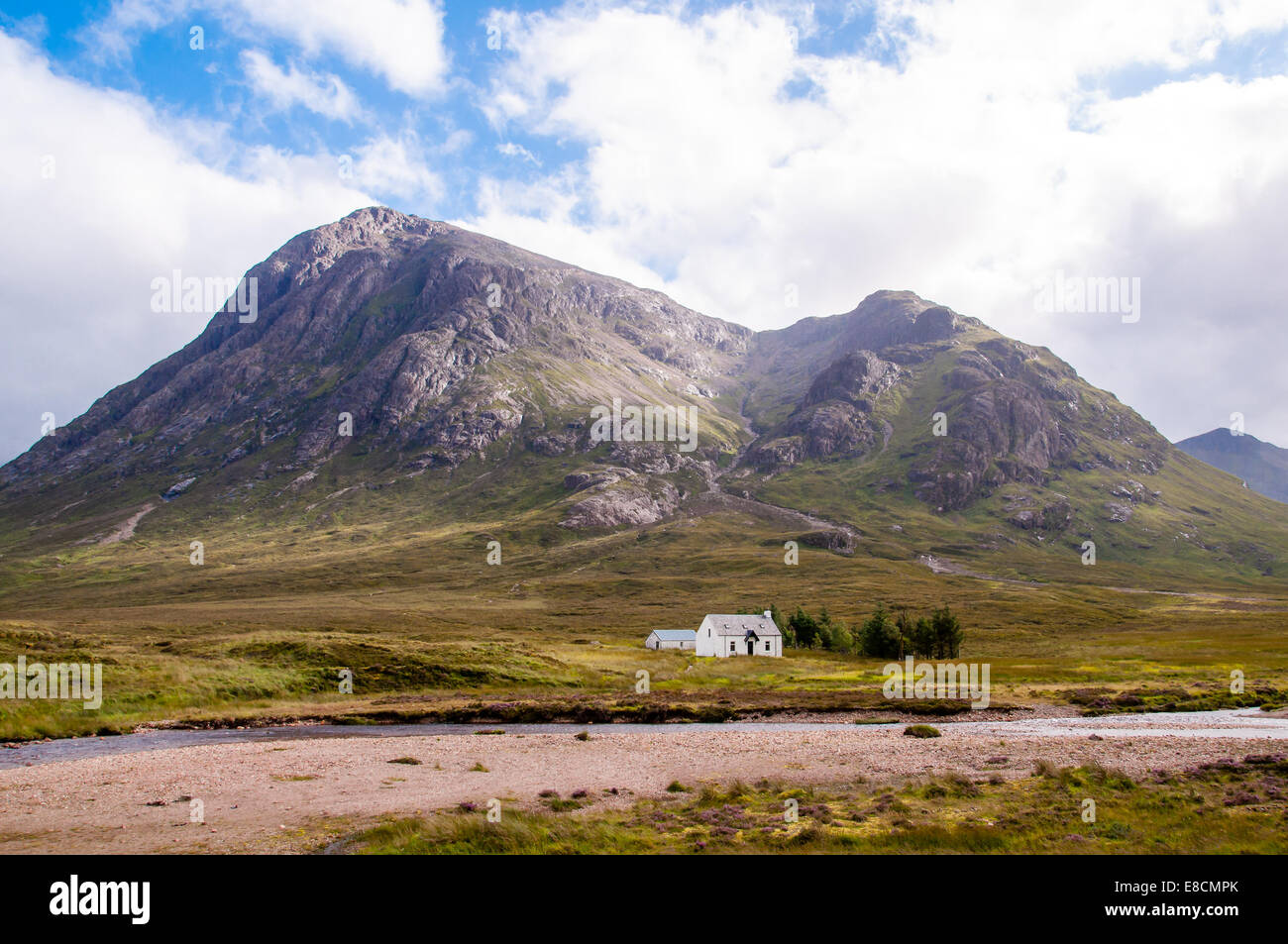 einsame weiße Kabine in den schottischen Highlands in glencoe Stockfoto