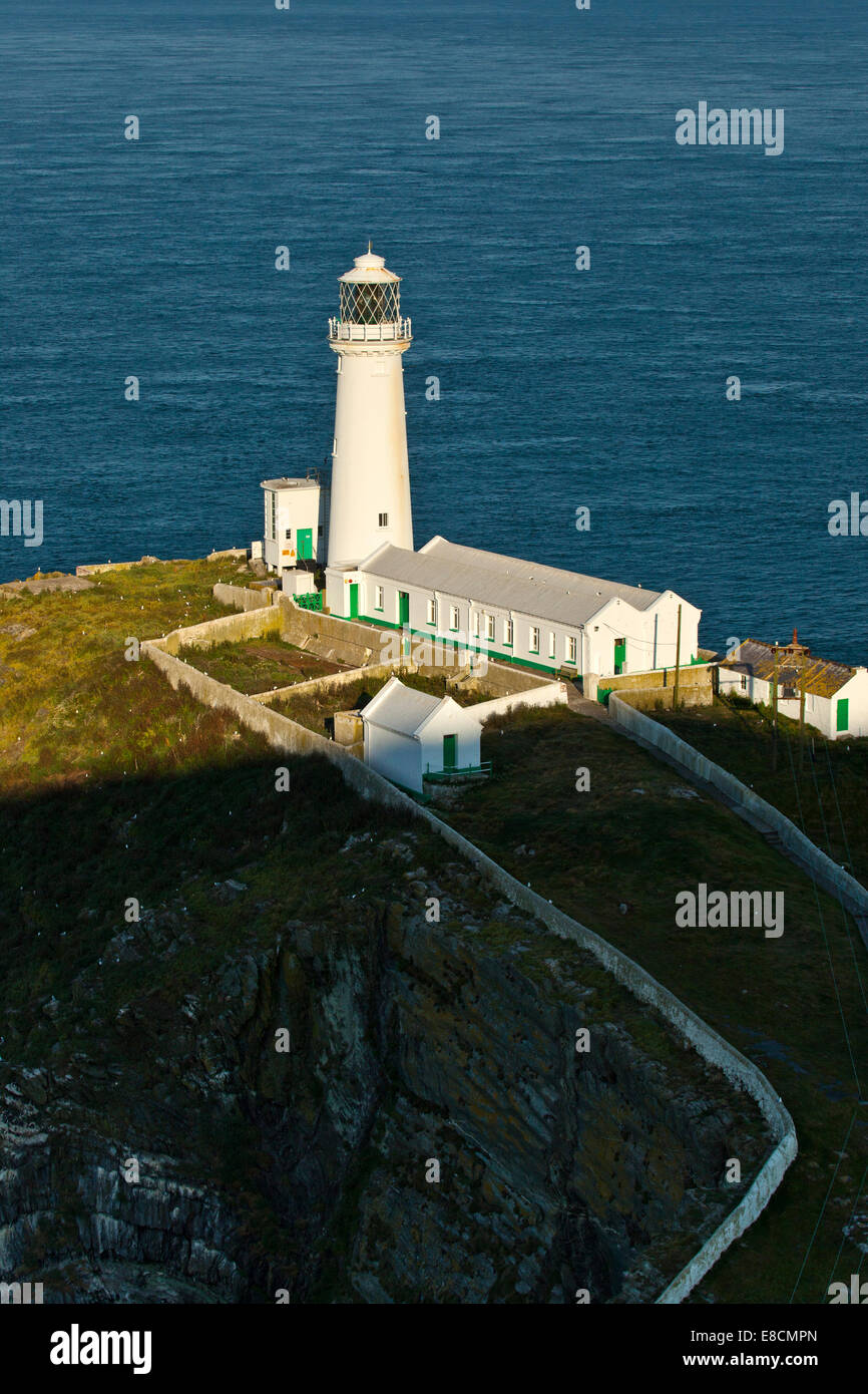 South Stack Leuchtturm an der westlichen Küste des Heiligen Insel Teil der Isle of Anglesey (Sir Ynys Mon) North Wales UK im Sommer. Stockfoto