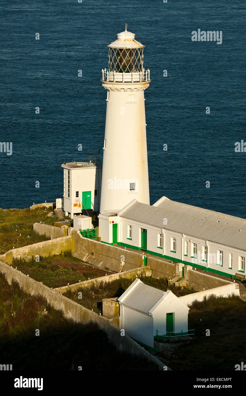 South Stack Leuchtturm an der westlichen Küste des Heiligen Insel Teil der Isle of Anglesey (Sir Ynys Mon) North Wales UK im Sommer. Stockfoto