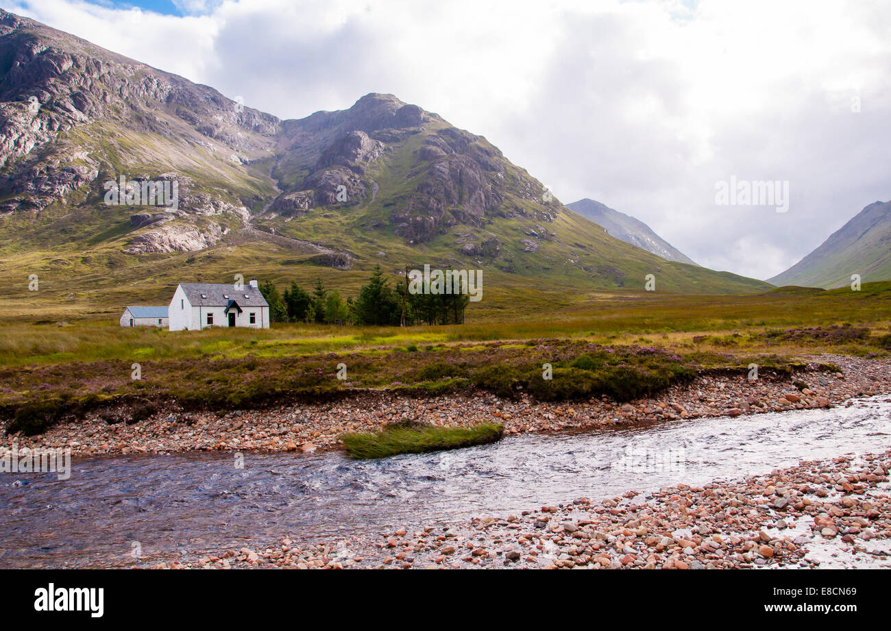 einsame weiße Kabine in den schottischen Highlands in glencoe Stockfoto