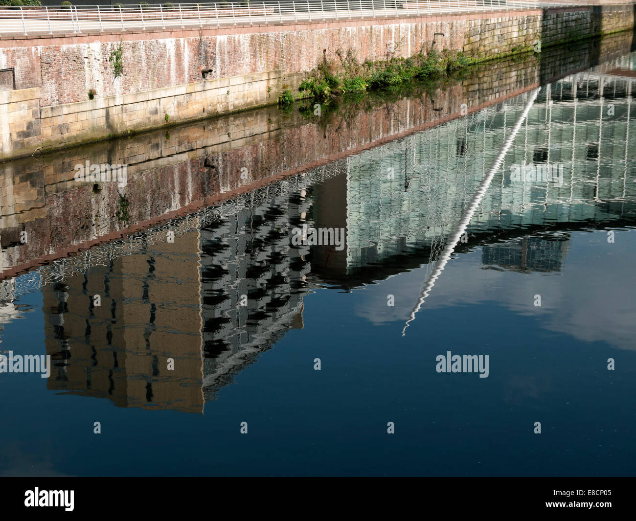 Appartementhaus "Die Brücke", die Lowry Hotel und Trinity Bridge spiegelt sich in den Fluss Irwell, Salford, Manchester, England, UK Stockfoto