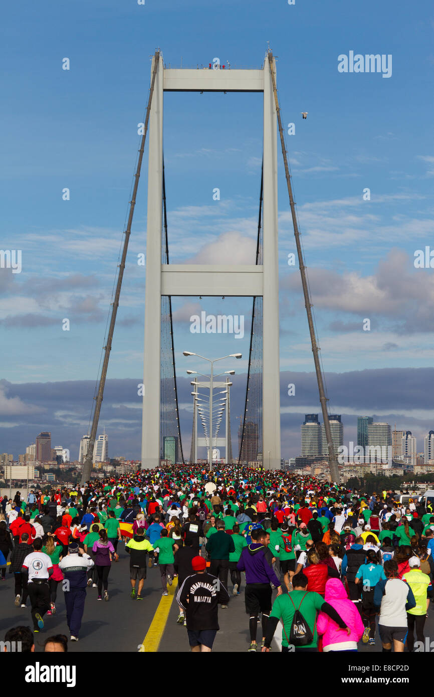 ISTANBUL - 17. NOVEMBER: Menschen kreuzen die Bosporus-Brücke von Asien nach Europa während 35. Istanbul Eurasia Marathon Spaß R Stockfoto