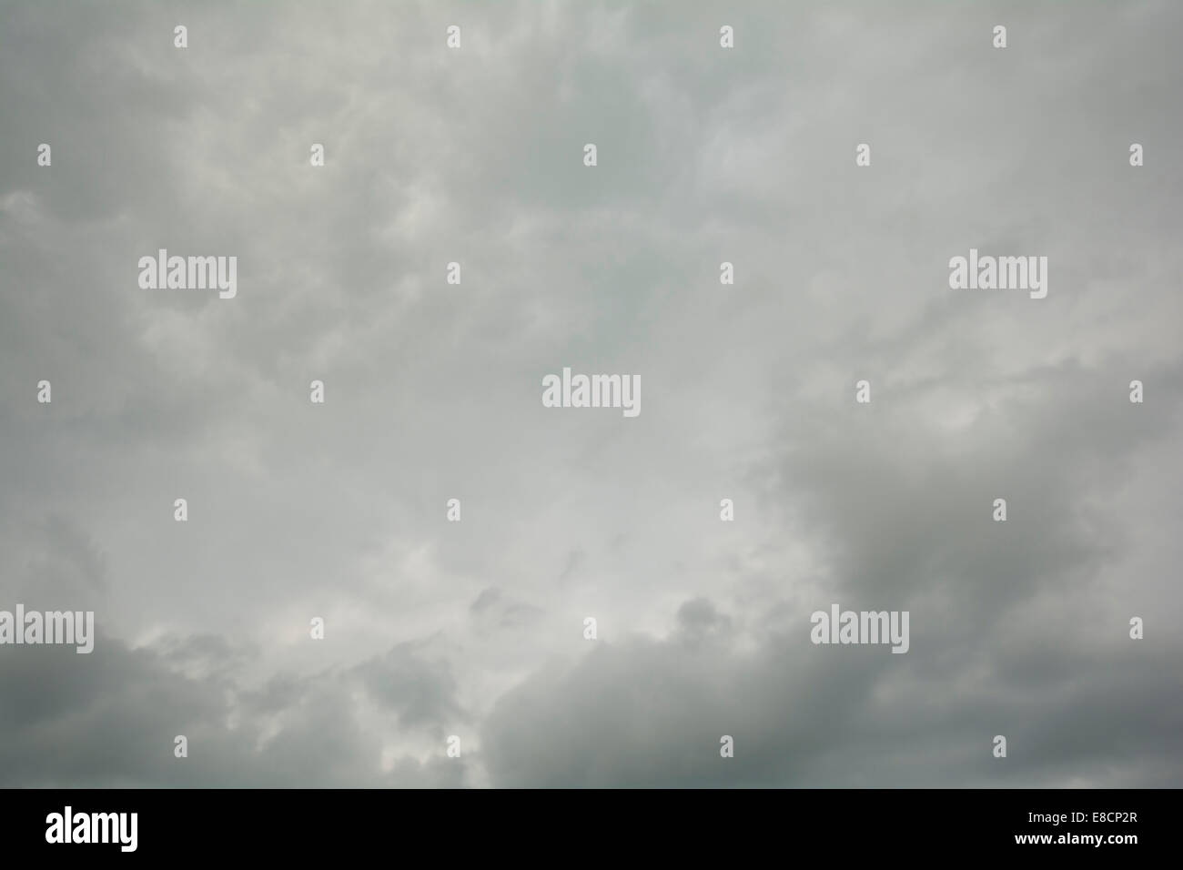 Graue Stimmungsvoller Himmel mit Sonnenlicht durch Wolken Stockfoto