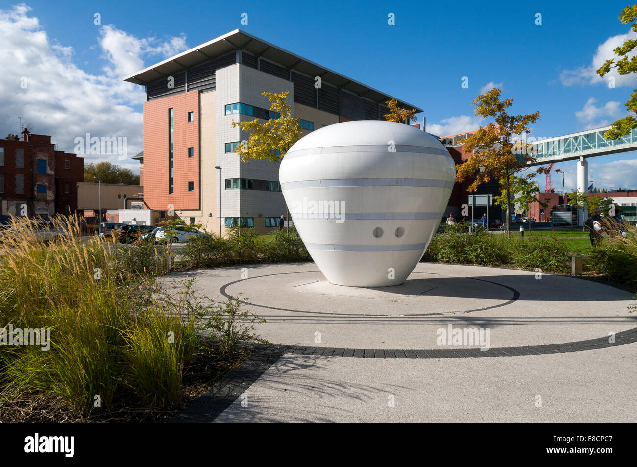 "Jemand, wer hat ein Herz", interaktive Lichtskulptur an der Manchester University Hospitals in zentralen Komplex, England, UK Stockfoto