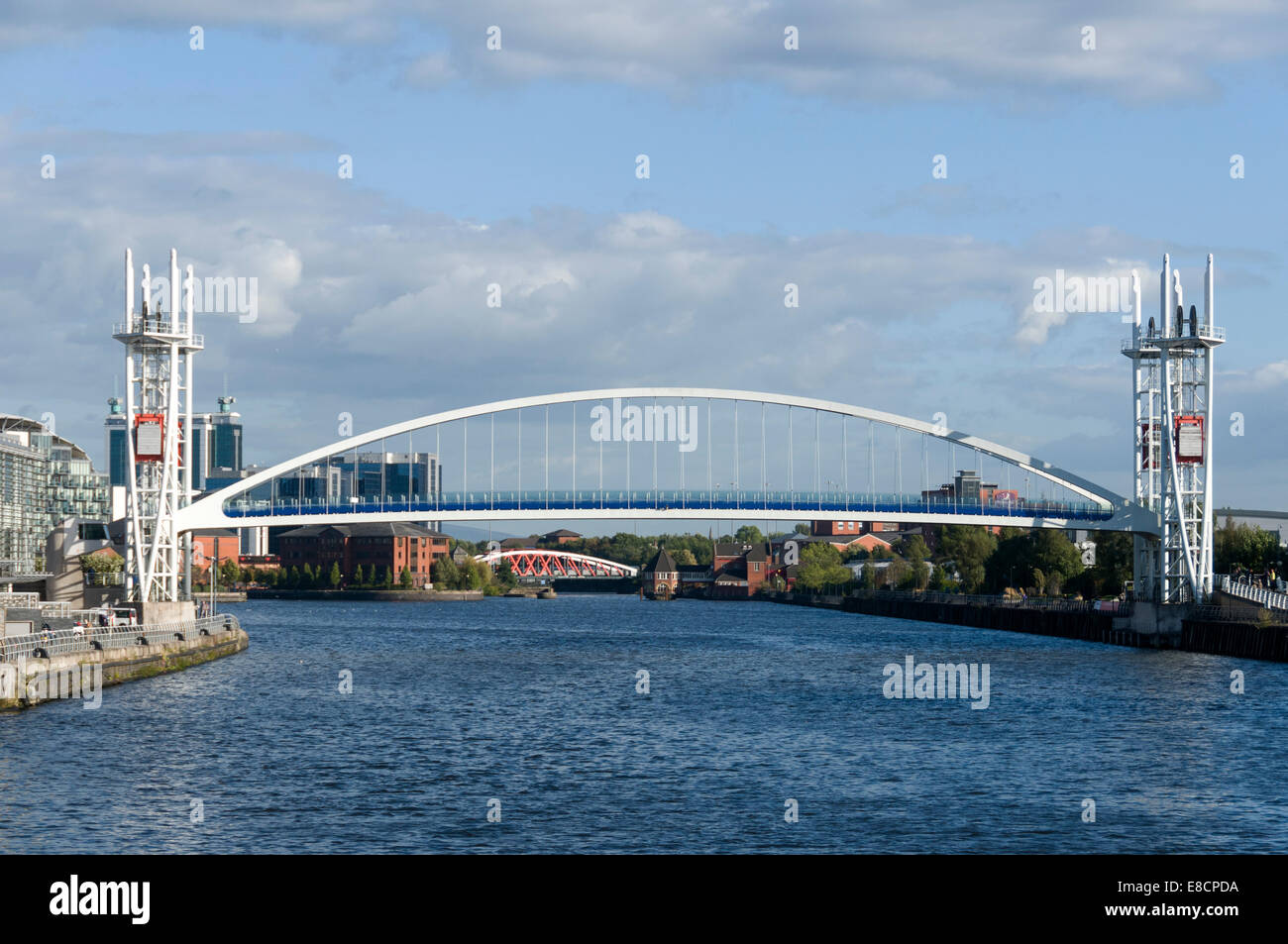 Die Millennium (Lowry) Fußgängerbrücke in Hälfte hob Position, Salford Quays, Manchester, England, UK Stockfoto