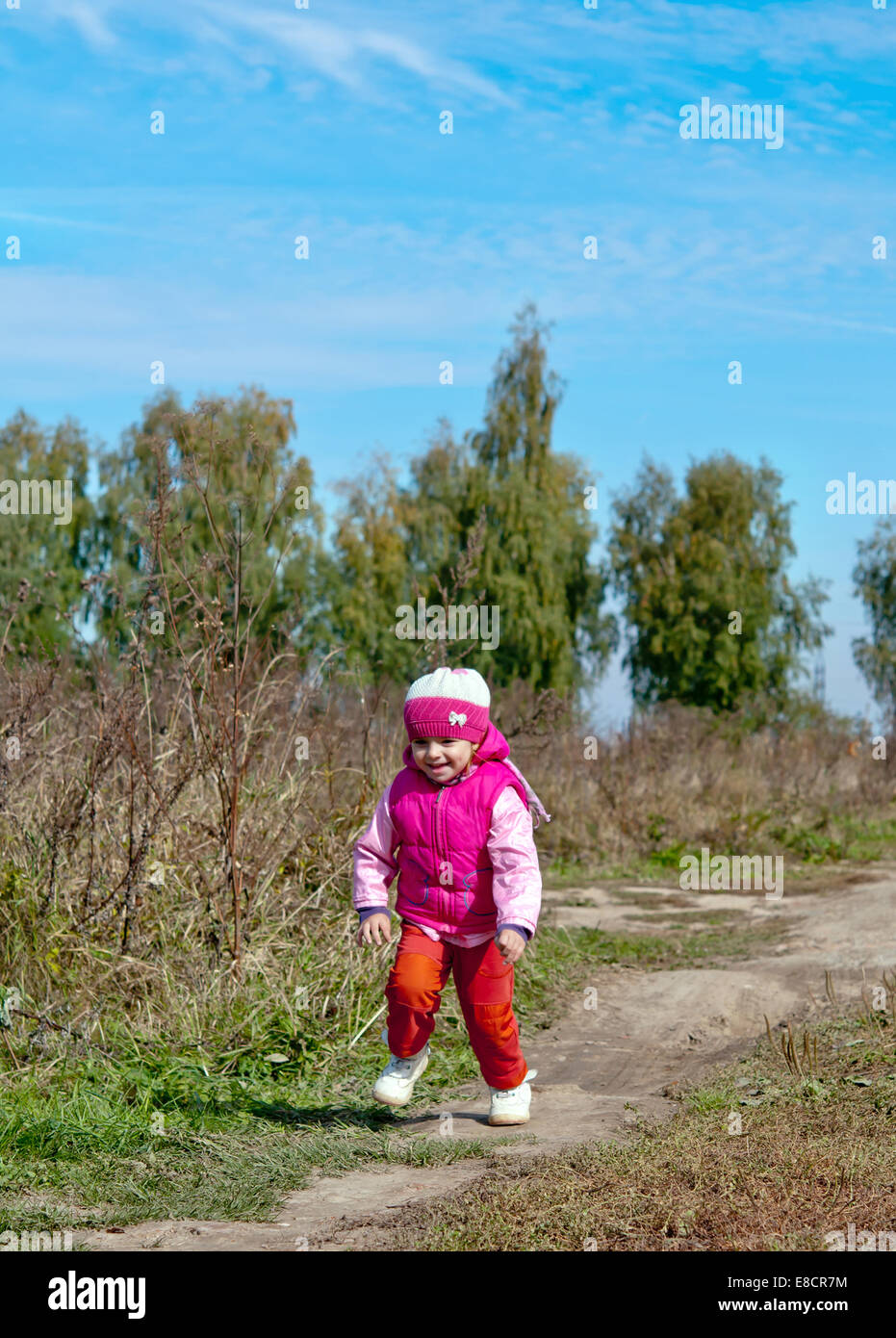 glückliche Mädchen gehen im Herbst Feld Stockfoto