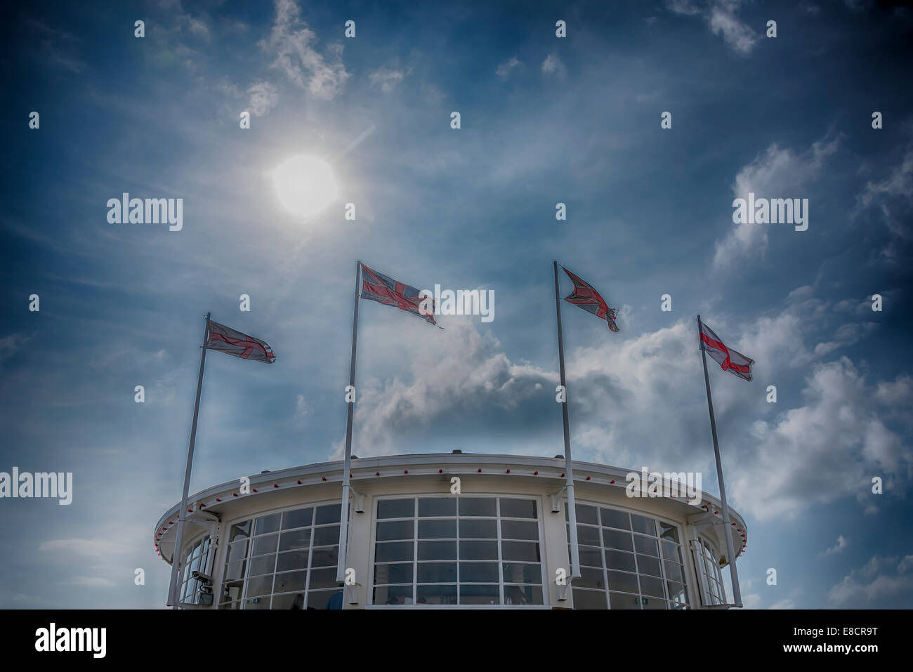 Fahnen über den Jugendstil-Pavillon auf Worthing Pier Stockfoto