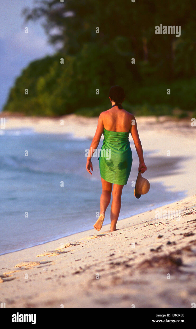 junge Frau zu Fuß auf einem tropischen Strand. Paradies. Seychellen, Dennis Insel Stockfoto