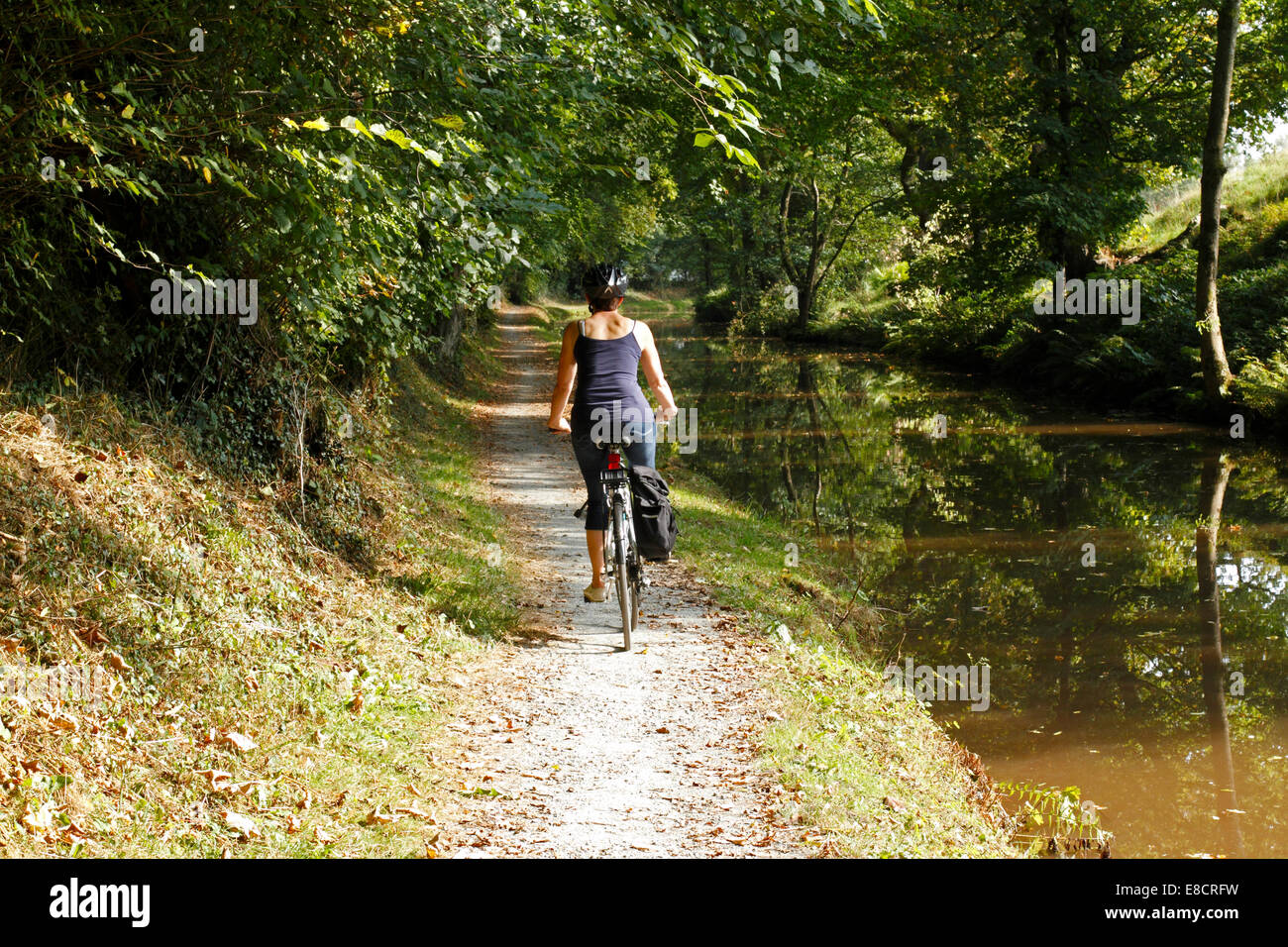 Junge Frau ein Kanal Leinpfad radeln Stockfoto