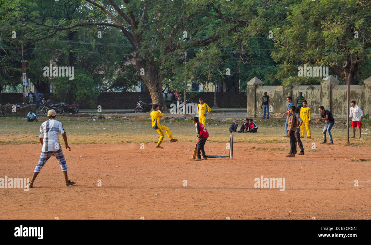 CRICKET GESPIELT AUF EINEM MAIDAN ODER PARK IN KOCHI ODER COCHIN INDIEN Stockfoto
