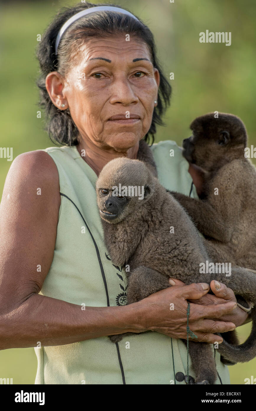 Frau mit Haustier Wollaffen, Amazonas, Peru Stockfoto