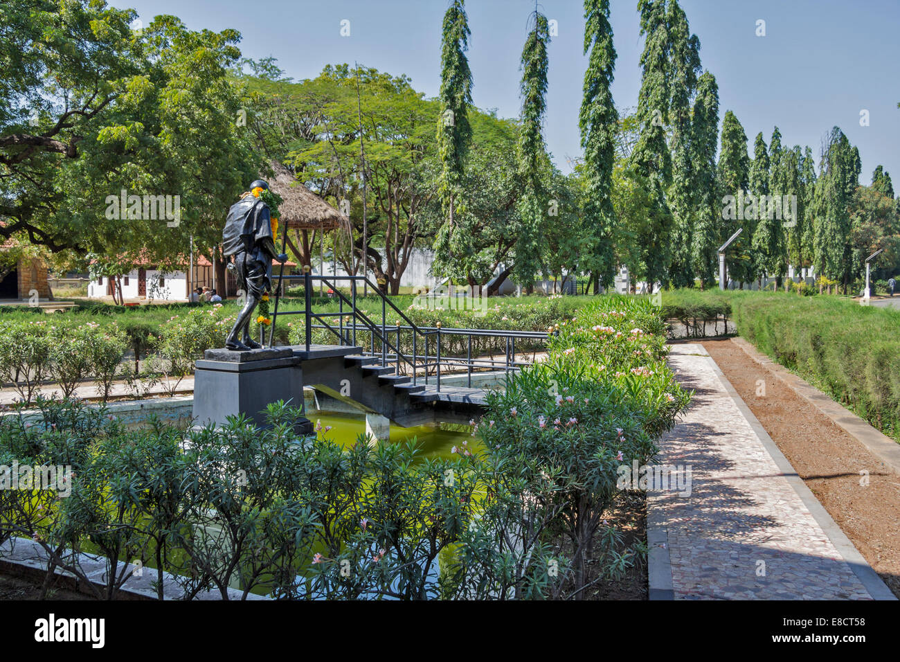 GHANDI STATUE IN SCHWARZ ERHÖHT AUF EINEM SOCKEL VON SCHRITTEN MADURAI INDIEN ANGESPROCHEN Stockfoto