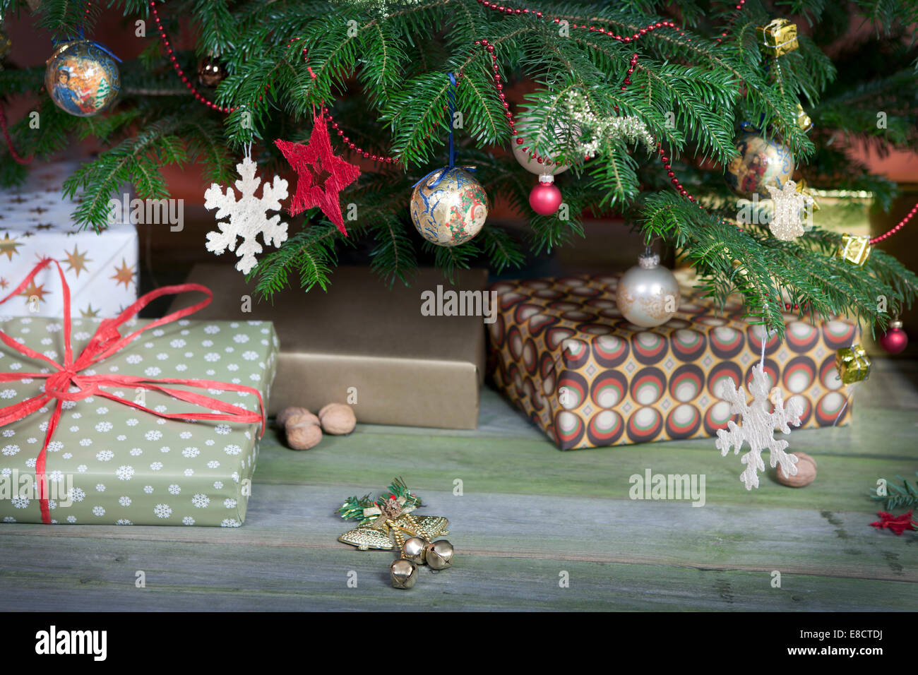 Weihnachtsbaum vor weißem Hintergrund mit vielen Geschenken Stockfoto