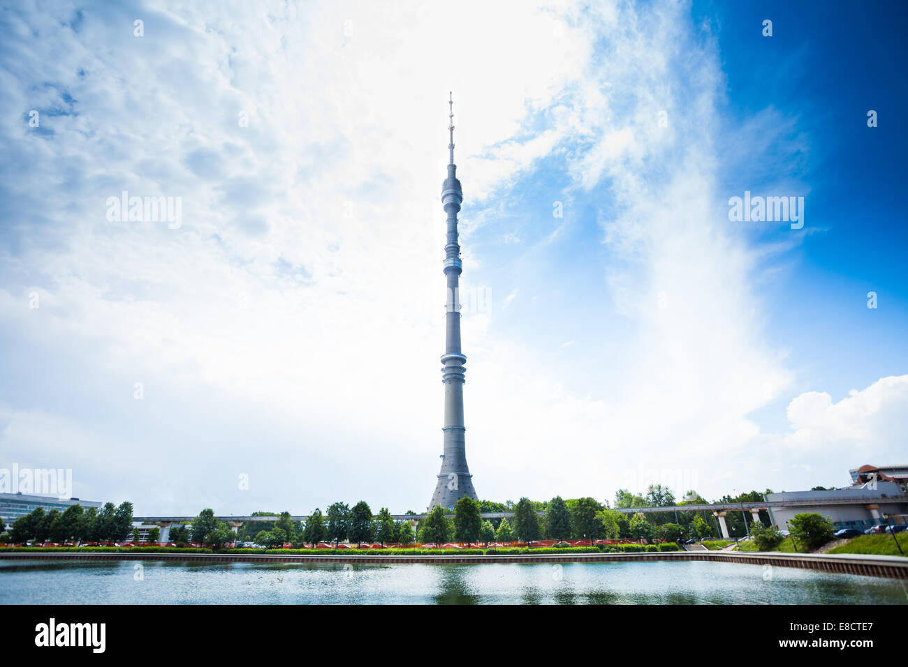 Ostankino-Turm auf blauen Himmel und Teich vor Stockfoto