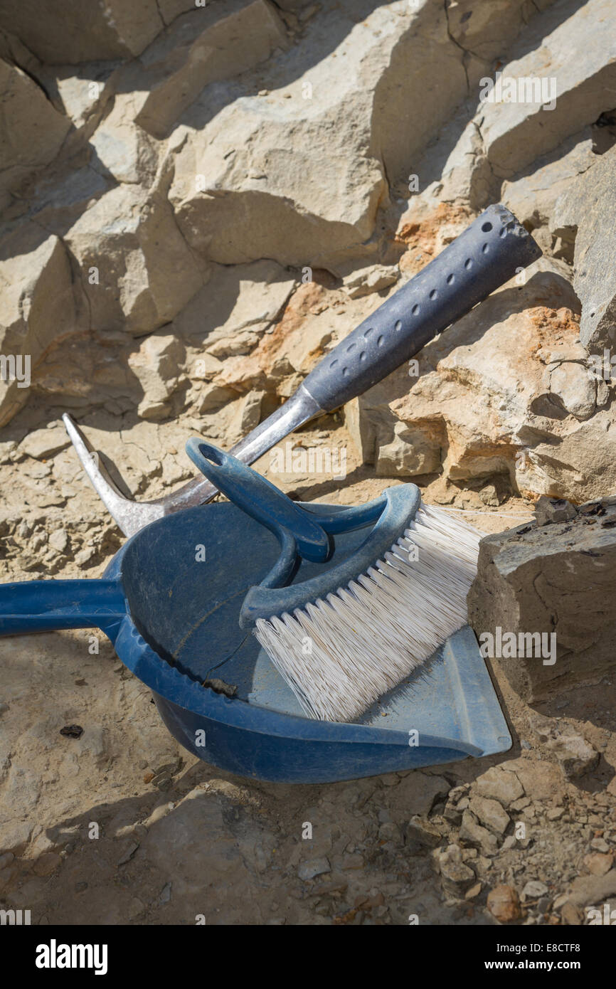 Nahaufnahme eines aktiven archäologische dig Site mit rustikalen Handwerkzeuge Stockfoto