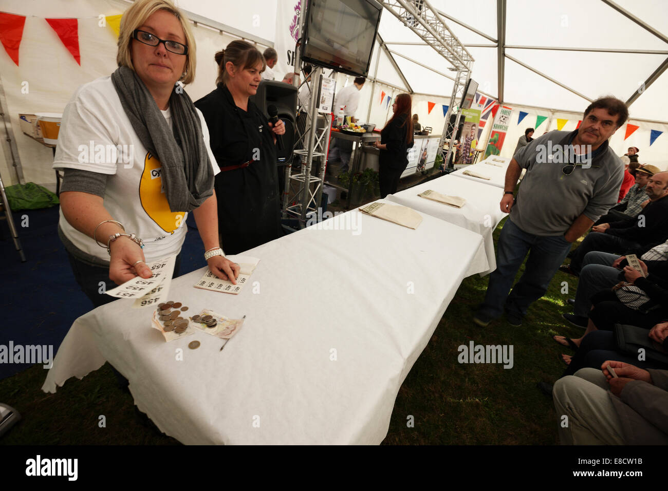 Wald des Dekans, Gloucestershire, UK. 5. Oktober 2014. Gloucestershire Wald Showcase. Jährliche Feinschmecker-Veranstaltung in diesem Jahr mit dem Eichhörnchen-Burger-Herausforderung. Bildnachweis: David Broadbent/Alamy Live-Nachrichten Stockfoto