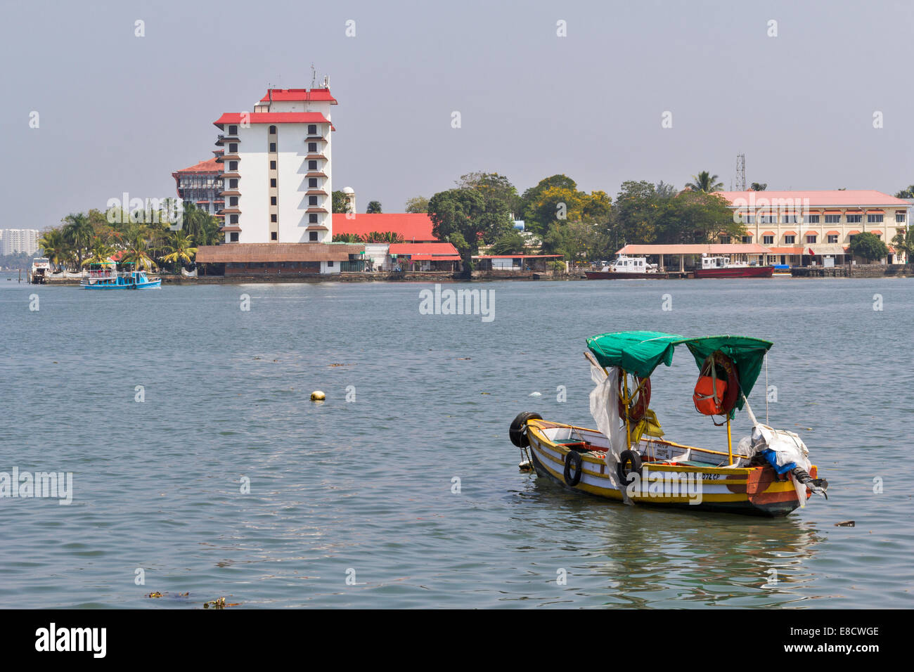 HAFEN KOCHI INDIEN MODERNE GEBÄUDE DER VIVANTA BY TAJ-MALABAR AUF WILLINGDON ISLAND Stockfoto