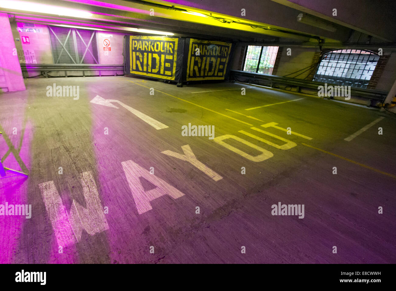 Parkour Ride ein Multi-Disziplin-Radsport-Event statt in einem verlassenen Parkhaus, Tobacco Dock, London, UK. 4. Oktober 2014 Kredit: Simon Balson/Alamy Live-Nachrichten Stockfoto