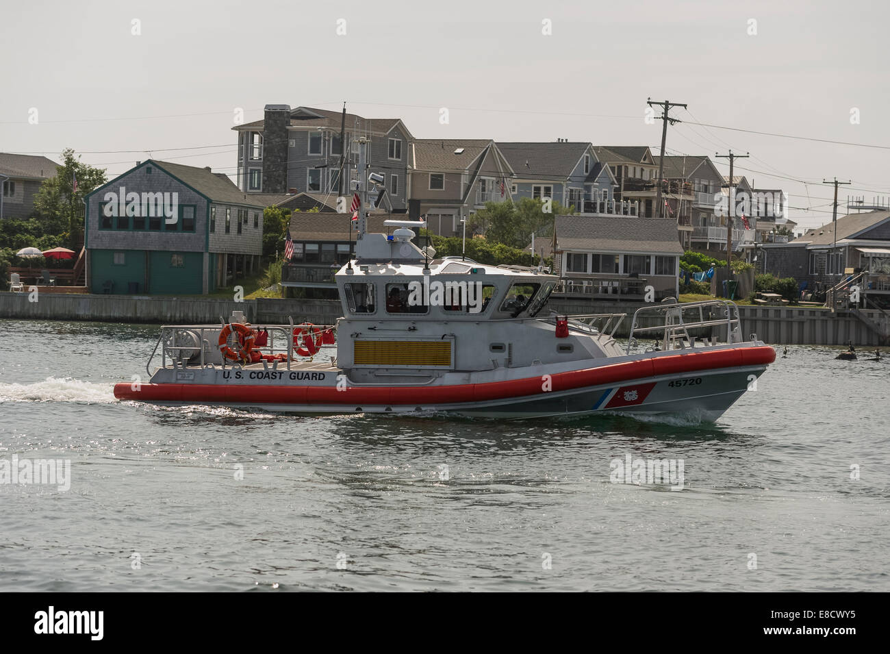 United States Coast Guard auf den Wasserstraßen-Patrouille in Galiläa Point Judith Rhode Island Stockfoto