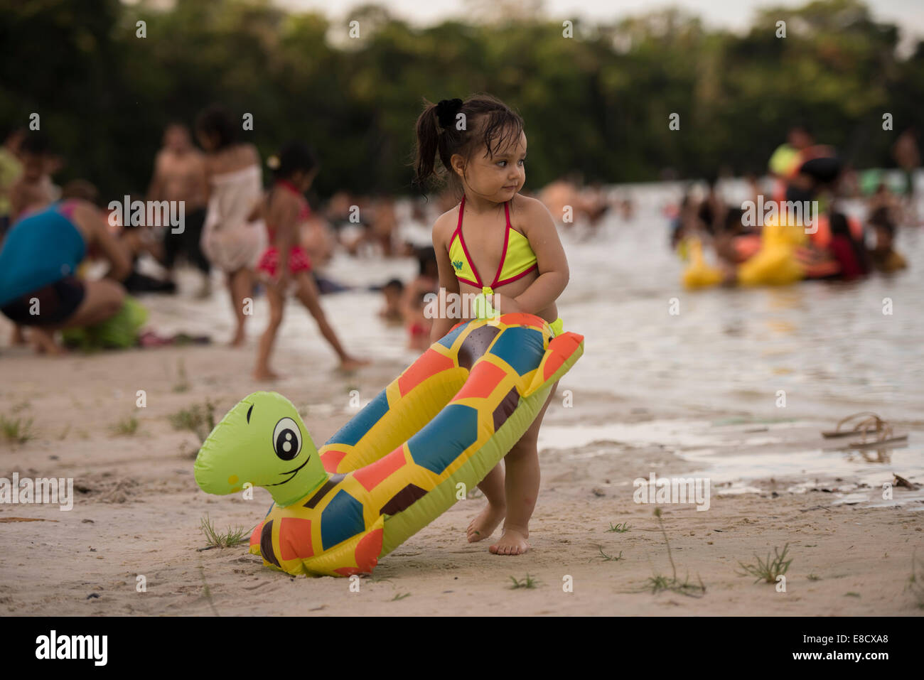 Kleinkind und aufblasbares Spielzeug Strand, Quisto Cocha, Iquitos, Peru Stockfoto