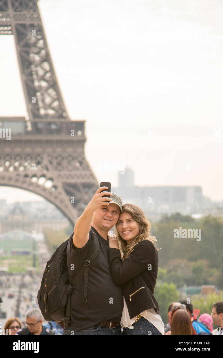 Touristischen paar nehmen Selfie in Paris mit dem Eiffelturm Stockfoto