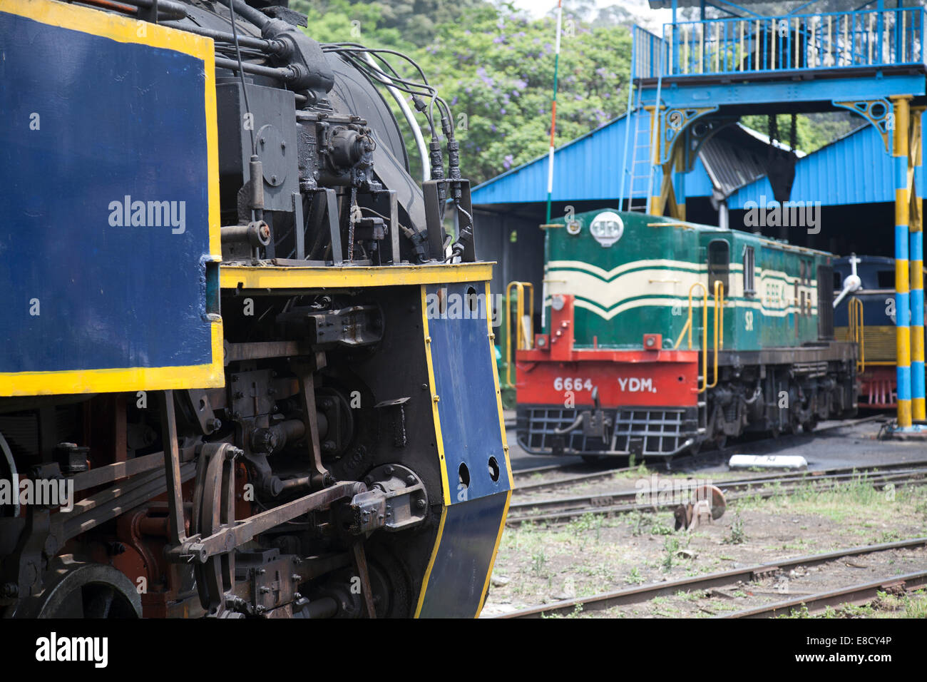 Ein X Klasse Dampflokomotive und YDM 4 Bio-Diesel betriebene Lokomotive der Bergbahnen in Coonoor, Tamil Nadu, Indien. Stockfoto
