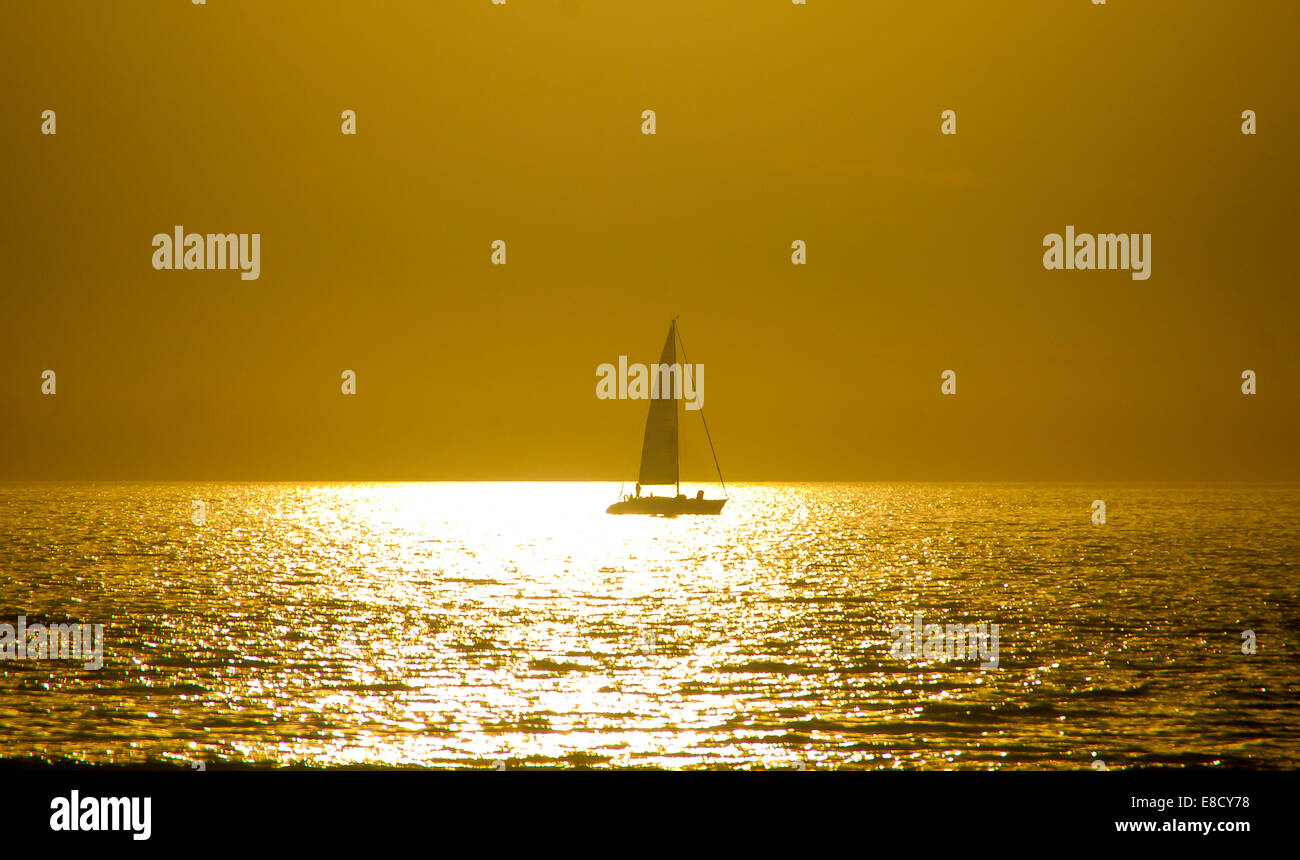 Segelboot und Sonnenuntergang Stockfoto