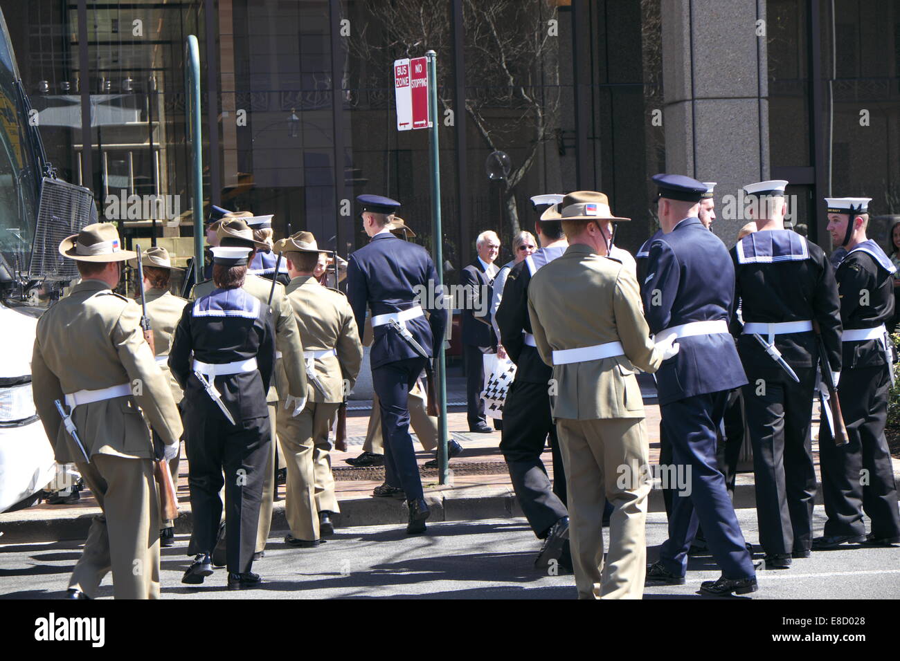 australische Verteidigung zwingen militärisches Personal für einen Marsch außerhalb neue Süd Parlamentsgebäude, Sydney, Australien Stockfoto