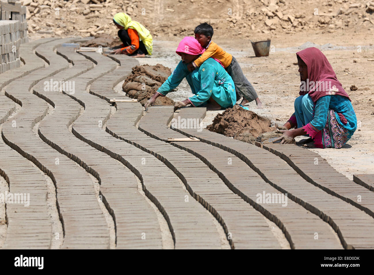 weibliche Ziegelei Arbeiter Form Ziegel auf ein Feld der Patoki Ziegelei in der Nähe von Lahore, Pakistan Stockfoto