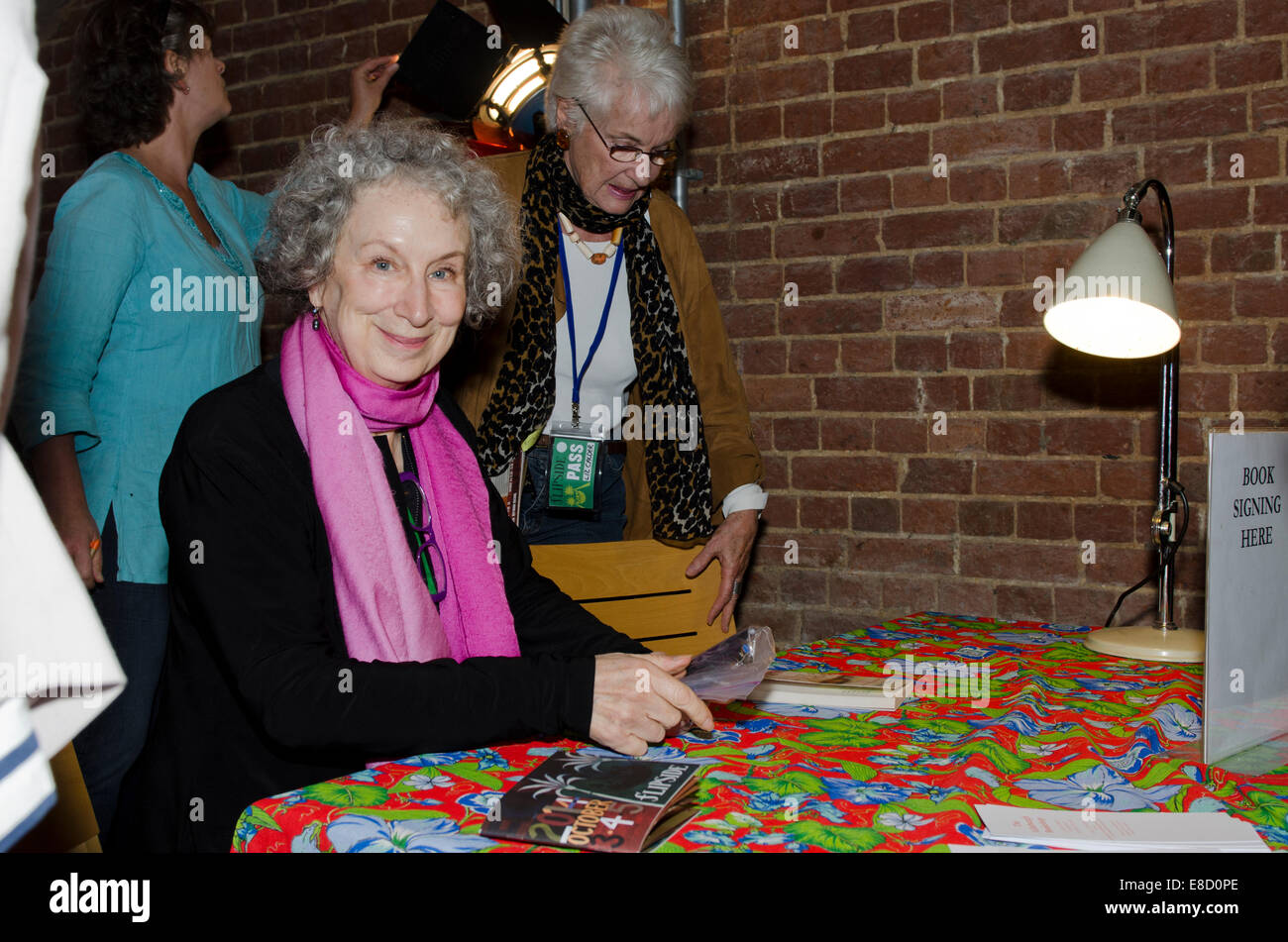 Margaret Atwood, Schriftsteller bei Signierstunde Snape Flipside Festival, Suffolk Uk 5. Oktober 2014 Credit: Prixnews/Alamy Live News Stockfoto