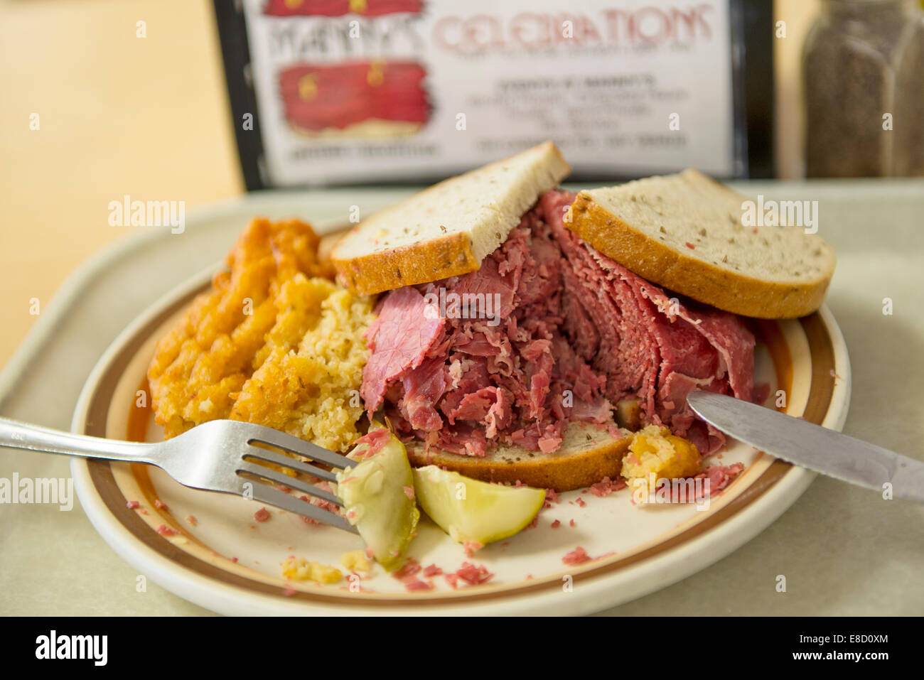 Corned Beef Sandwich an Manny's Coffee Shop in Chicago Stockfoto