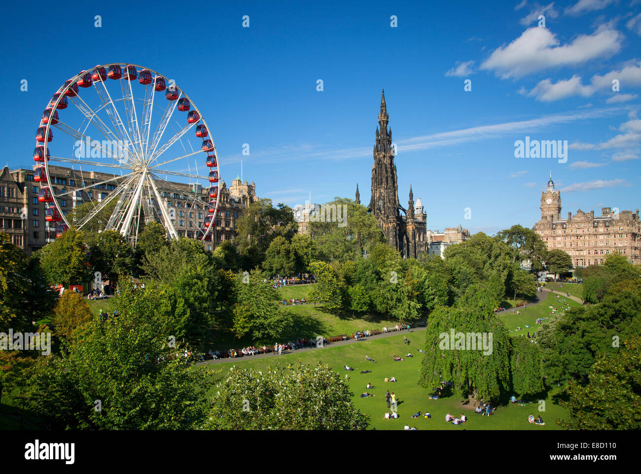 Princes Street Gardens mit dem Festival Rad und Sir Walter Scott Gedenkstätten, Edinburgh, Schottland Stockfoto