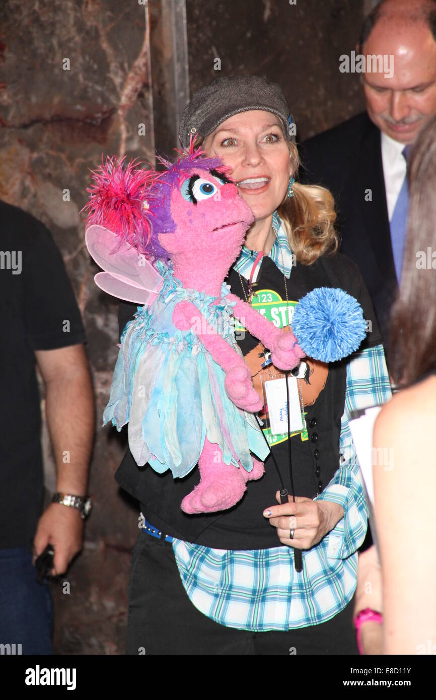 Sesame Street Abby Cadabby leuchtet das Empire State Building zu Ehren
