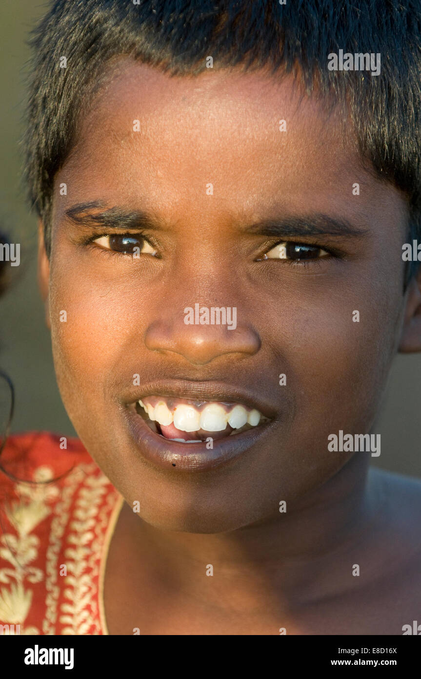 Young, sonnendurchfluteten indischen Dorf Mädchen lächelnd Stockfoto