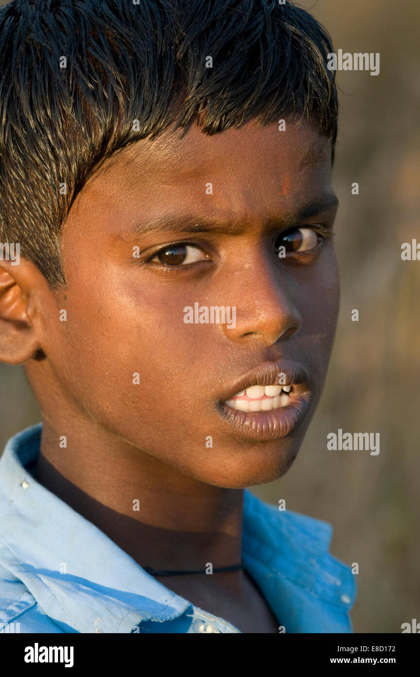 Junge sonnenbeschienenen Indianerdorf junge Kind Stockfoto