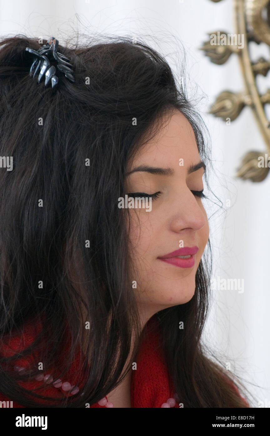 Junge Frau mit zufriedenen Lächeln in Rishikesh, ein beliebter Wallfahrtsort für spirituell Suchende aus aller Welt meditieren Stockfoto