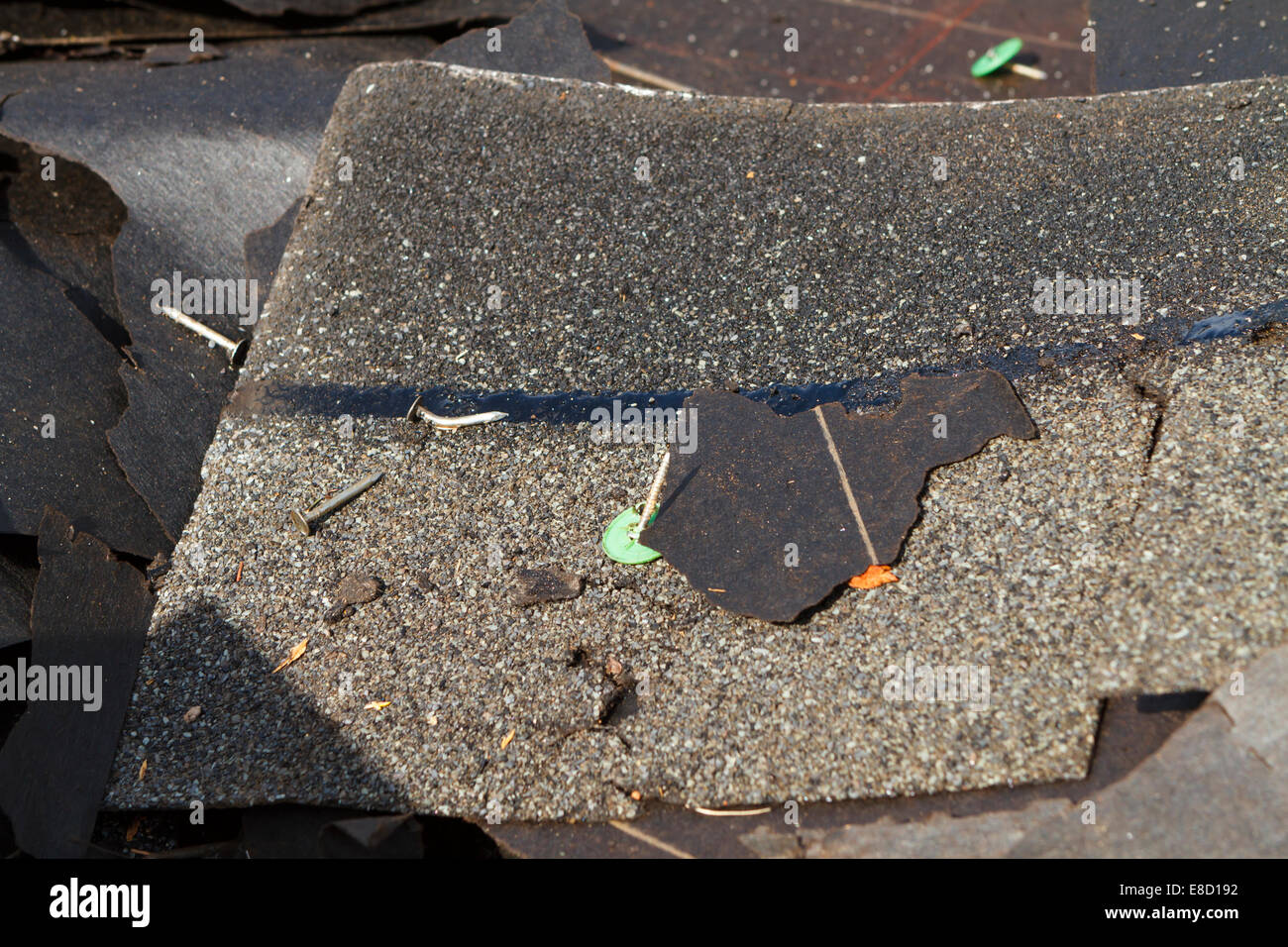 Flache Schärfentiefe, Haufen Nahaufnahme von einem Papierkorb der alten Asphalt Dach Schindeln & Teer Papier während Dach Ersatz entfernt Stockfoto