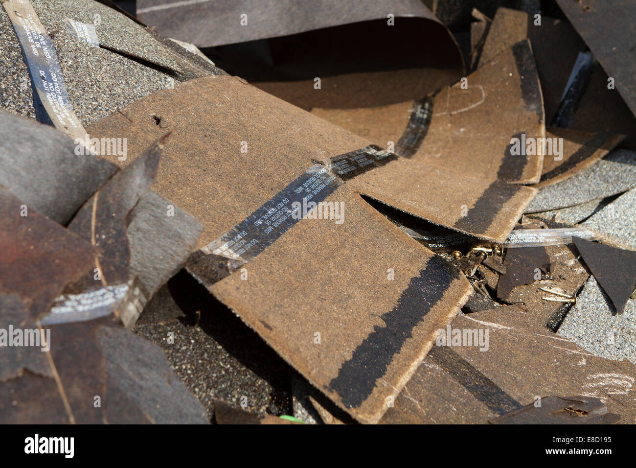 Flache Schärfentiefe-Schuss einen Müll Haufen von alten Asphalt Dach Schindeln & Teer Papier während Haus Dach Ersatz entfernt Stockfoto