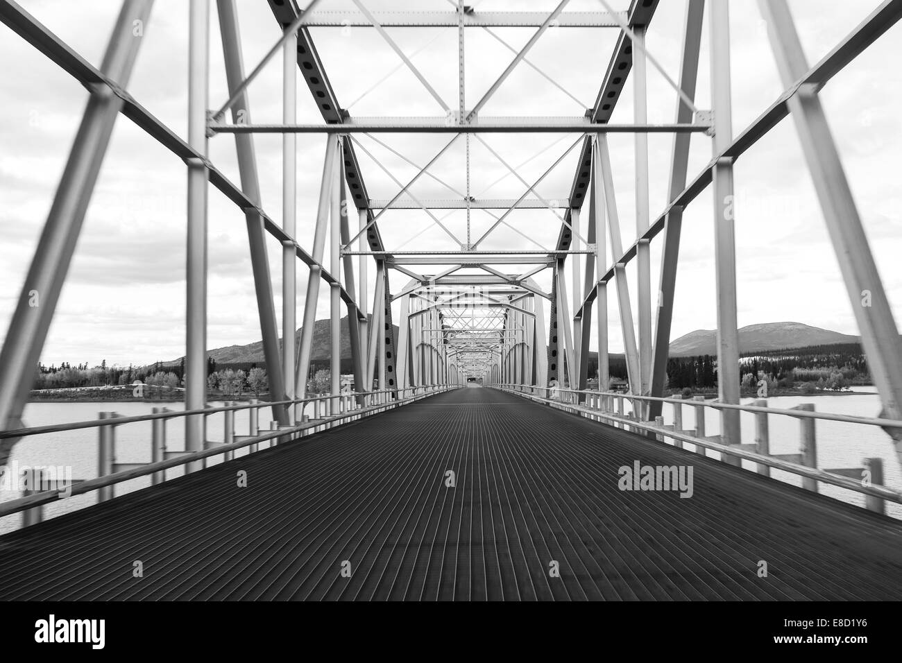 Teslin Brücke im Yukon Territory Kanada in schwarz und weiß. Stockfoto
