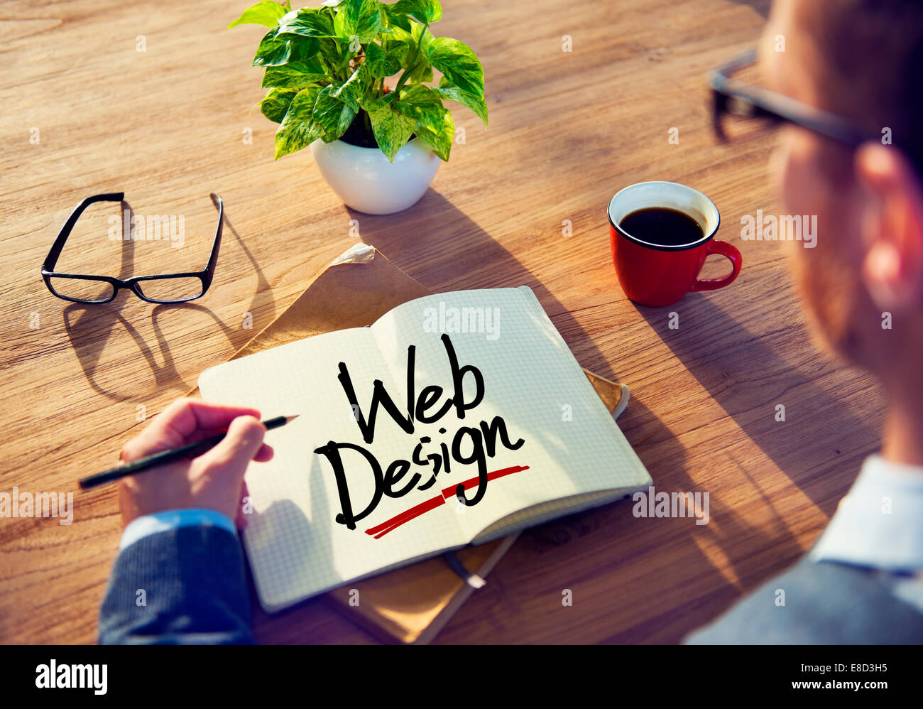 Mann mit eine Notiz und ein einziges Wort Webdesign Stockfoto