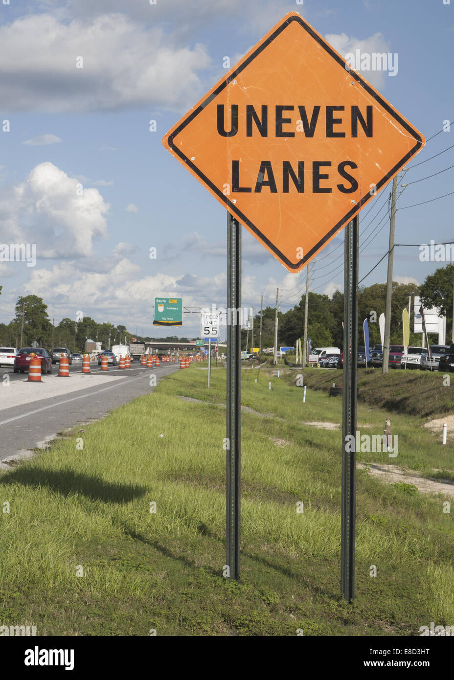 "Unebenen Fahrbahnen" Bauschild neben einer Autobahn im Bau Stockfoto