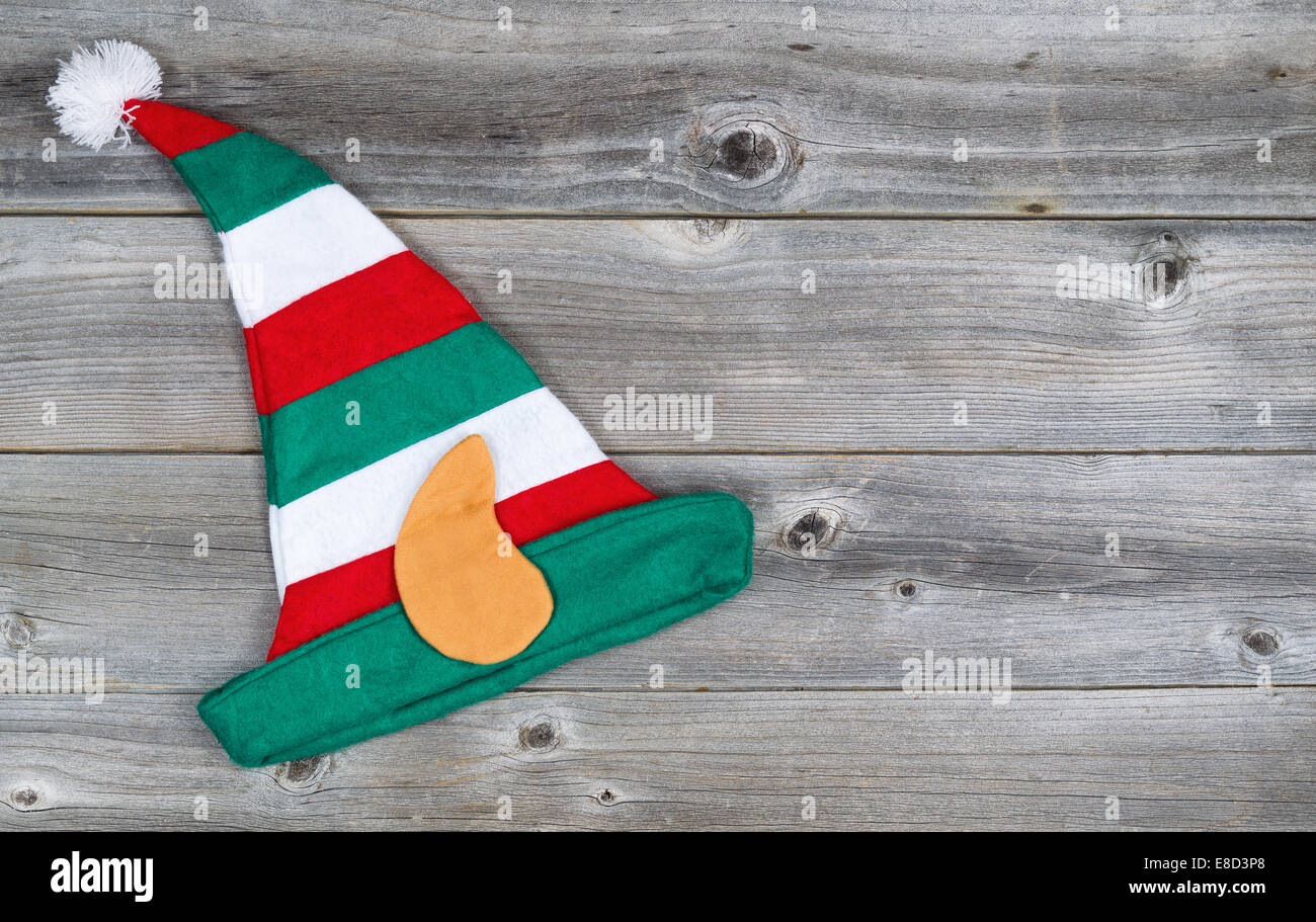 Horizontales Bild von Elf Strumpf Weihnachtsmütze auf urigen Holzbrettern Stockfoto