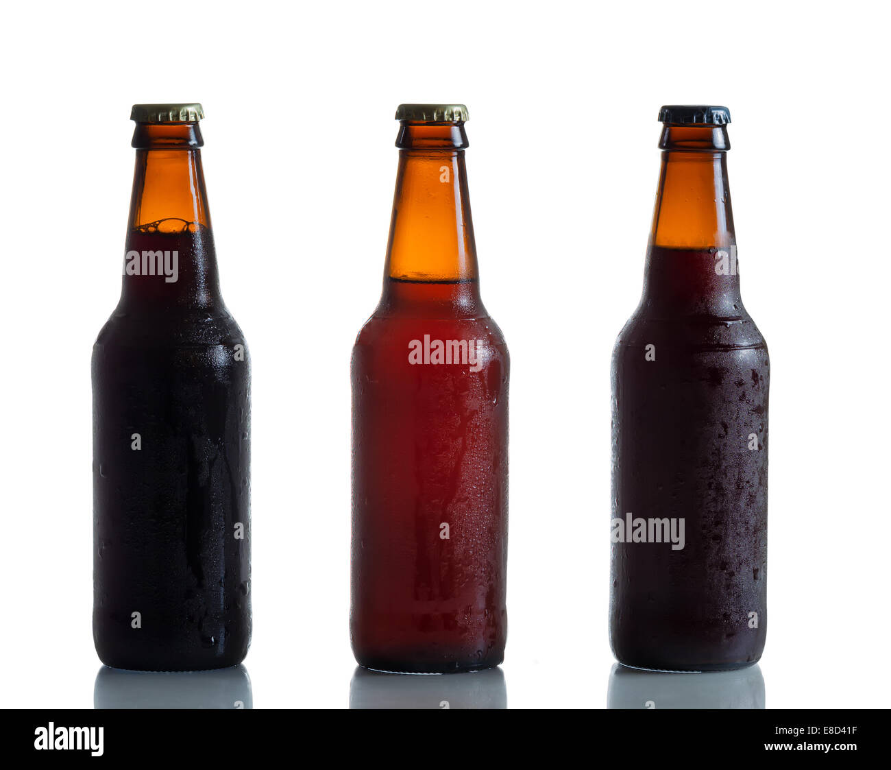 Kalten ungeöffnete dunkel und bernsteinfarben Bierflaschen auf weiß mit Reflexion Stockfoto