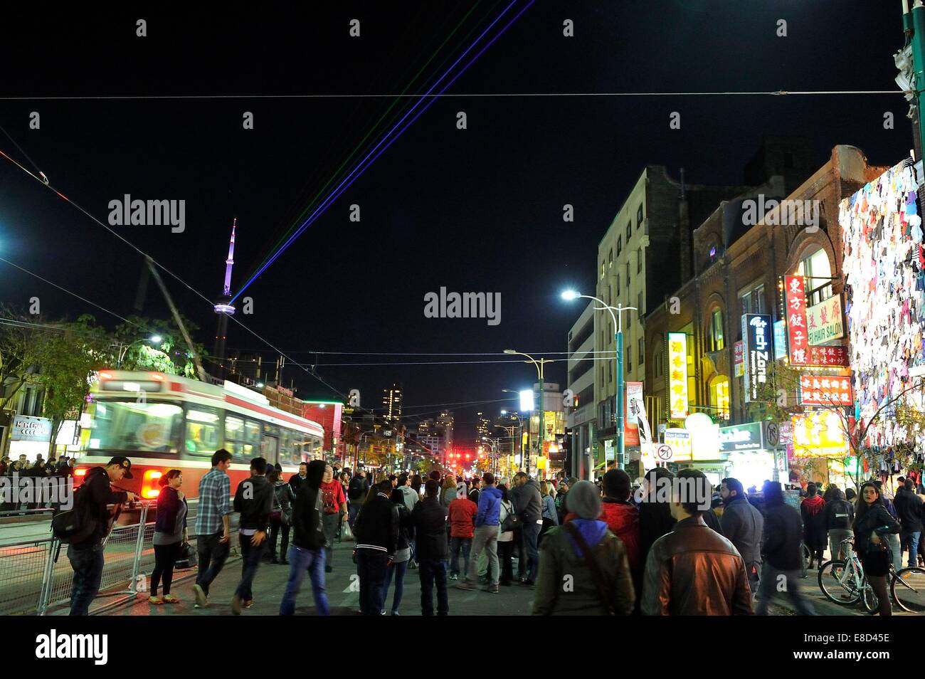 Toronto, Kanada. 4. Oktober 2014. Die Lichtinstallation "Globale Regenbogen" strahlt Laserlicht auf den CN Tower während der Nuit Blanche in Toronto.  Dominic Chan/EXImages Stockfoto Toronto, Kanada. 4. Oktober 2014. Die Lichtinstallation "Globale Regenbogen" strahlt Laserlicht auf den CN Tower während der Nuit Blanche in Toronto.  Dominic Chan/EXImages Stockfoto