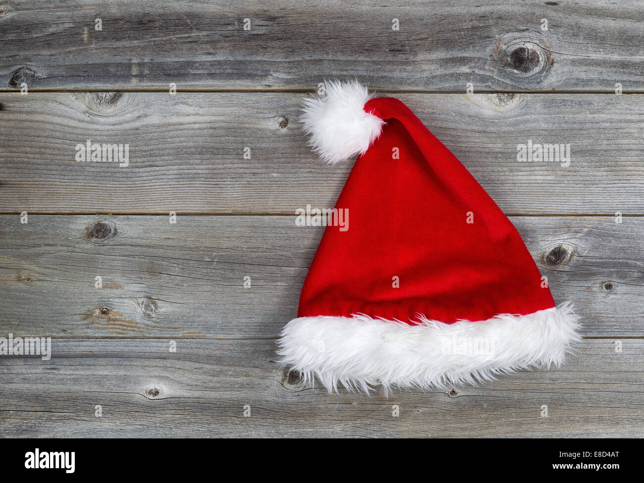 Horizontales Bild von Weihnachten Weihnachtsmütze auf urigen Holzbrettern Stockfoto