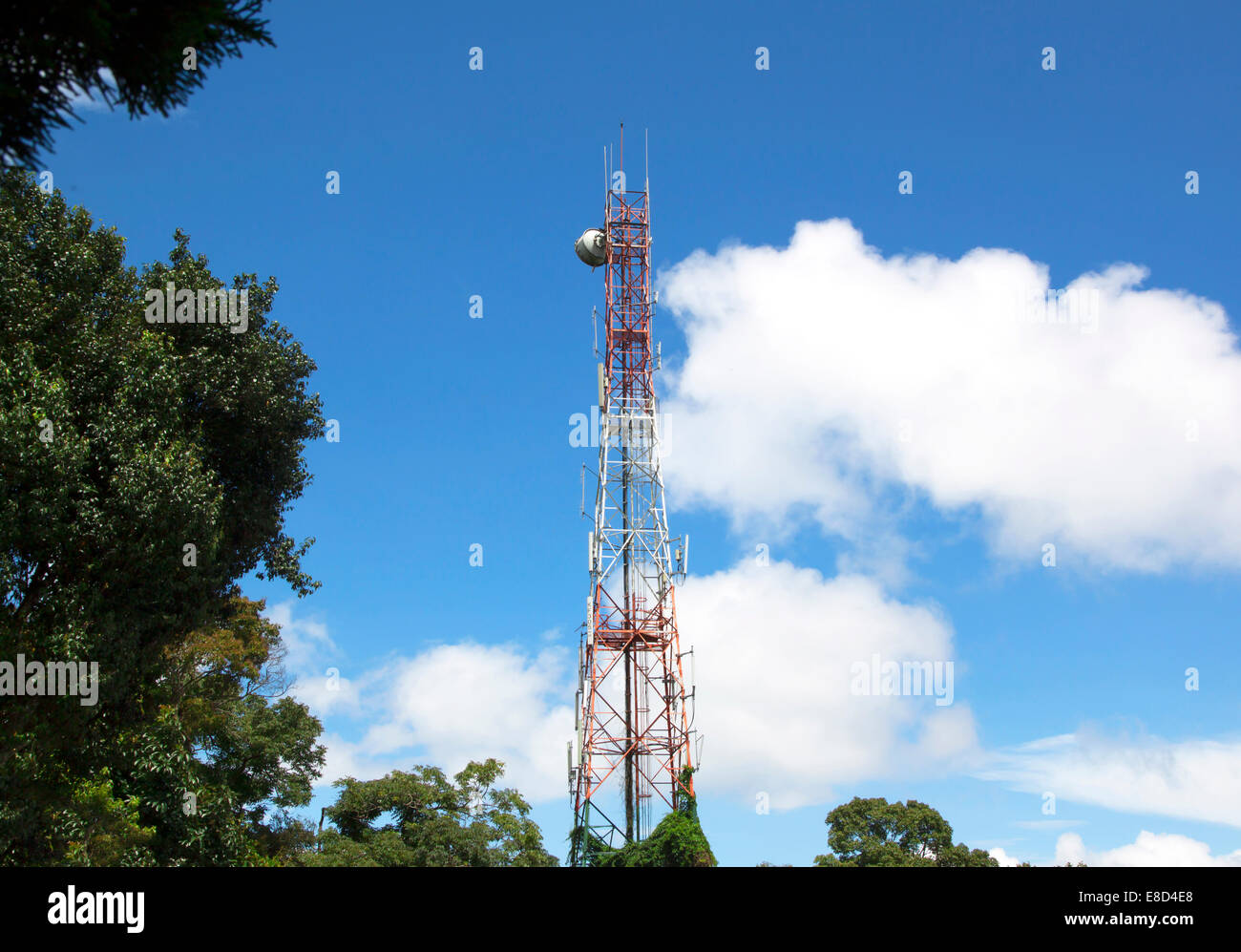Antenne sendet und empfängt Funksignale Technologien und Satelliten Stockfoto