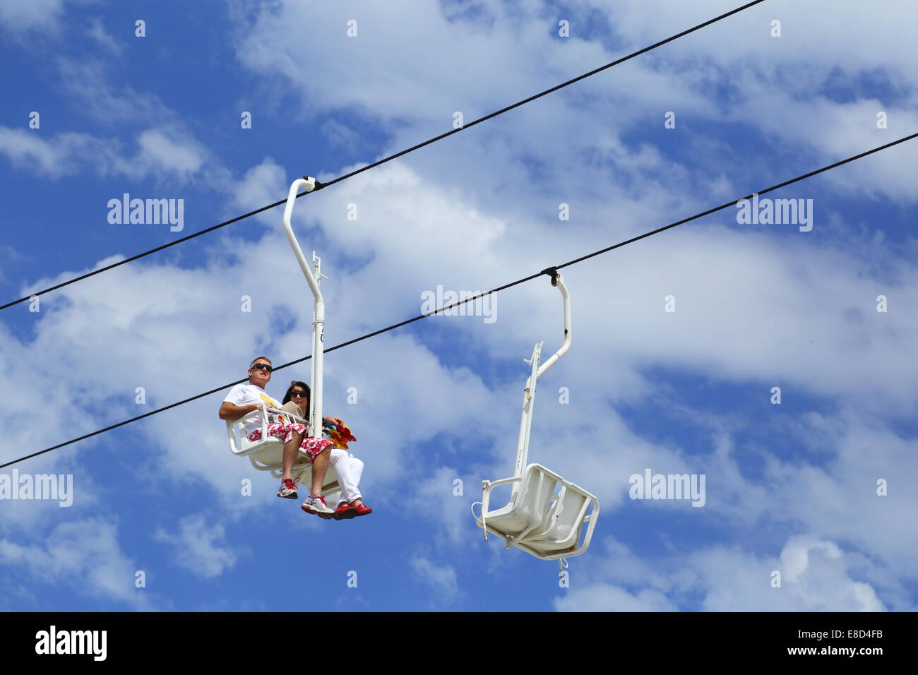 Ein Sessellift vor einem blauen Himmel auf der Royal Perth Show, Western Australia. Stockfoto