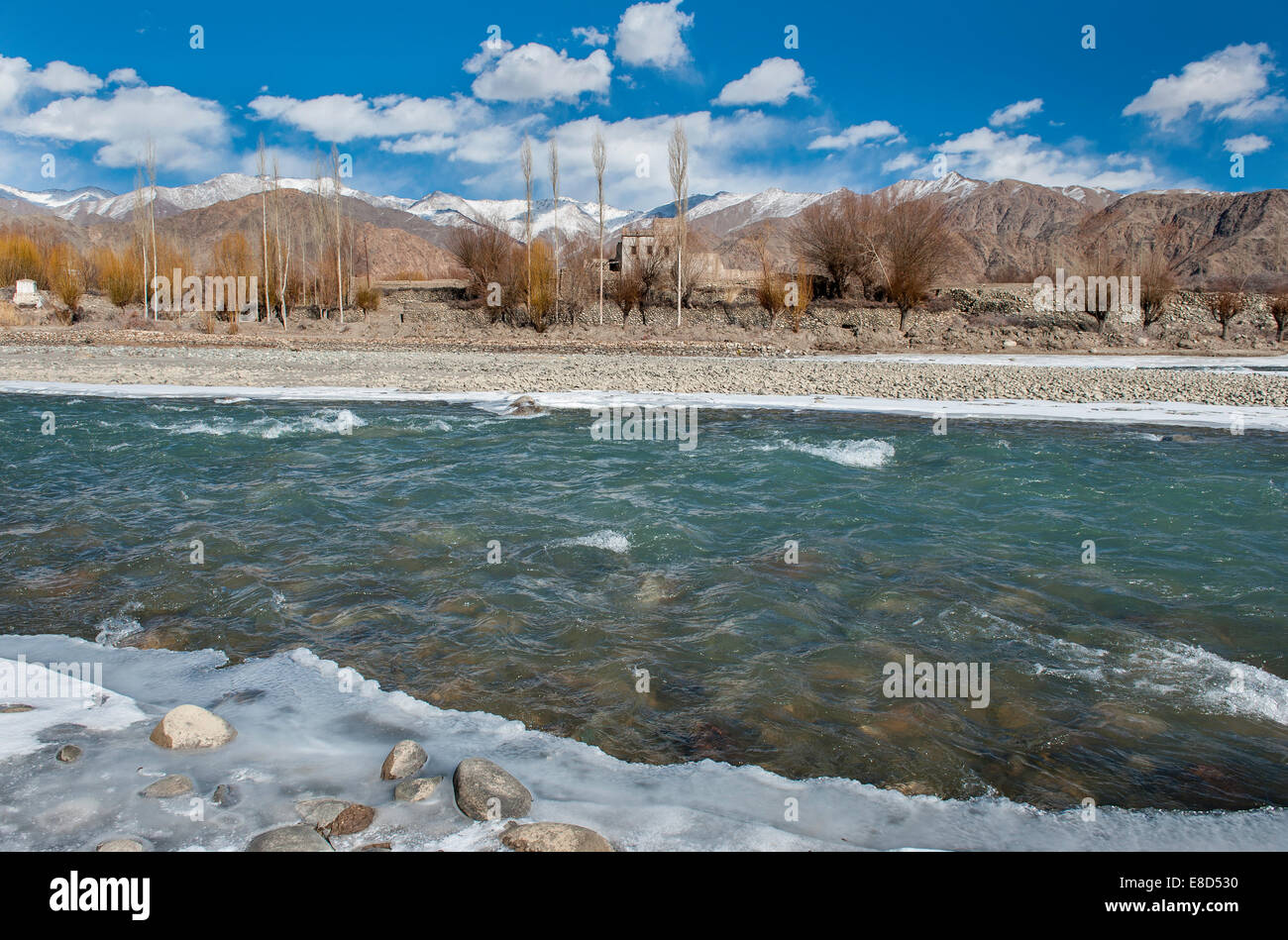 Halb gefrorene Indus Fluß in der Nähe von Stakna Kloster Stockfoto