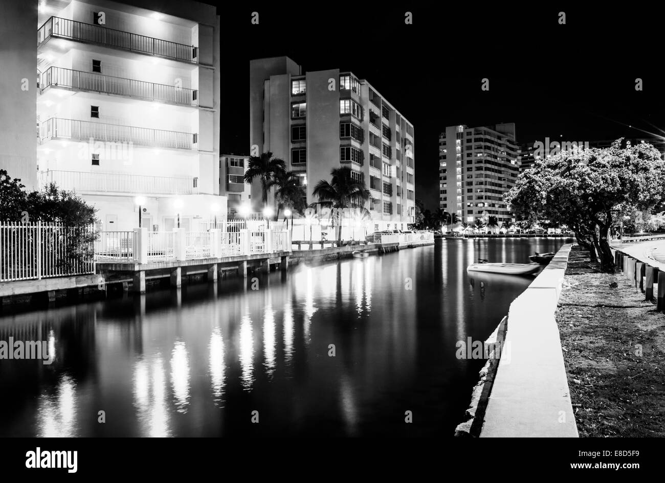 Gebäude entlang Collins Canal in der Nacht in Miami Beach, Florida. Stockfoto
